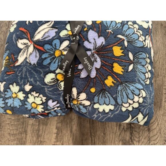 VERA BRADLEY Throw Blanket Floral Bursts 80 X 50 Blue Plush Blanket NWT - Picture 3 of 7